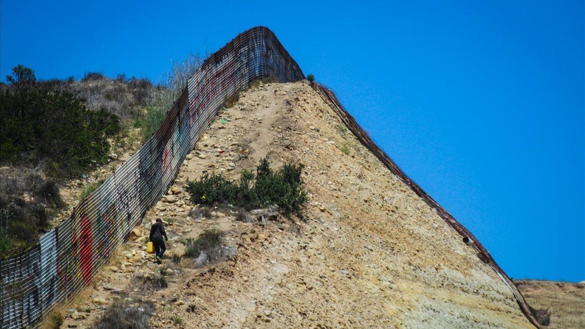 La vieja y carcomida valla fronteriza a lo largo de la cual y en paralelo el Gobierno de Trump está contruyendo el muro que divide EEUU y México. La vieja y carcomida valla fronteriza a lo largo de la cual y en paralelo el Gobierno de Trump está contruyendo el muro que divide EEUU y México.