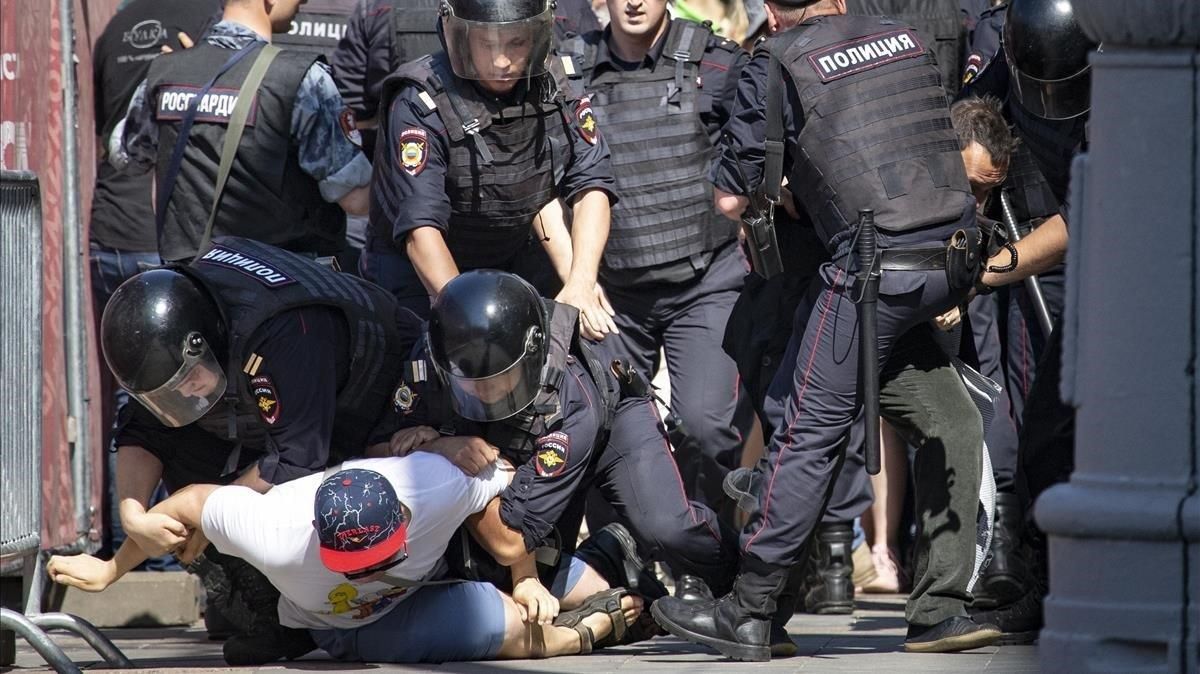 Un grupo de policías detienen a manifestantes, en la protesta del sábado en Moscú. Un grupo de policías detienen a manifestantes, en la protesta del sábado en Moscú.