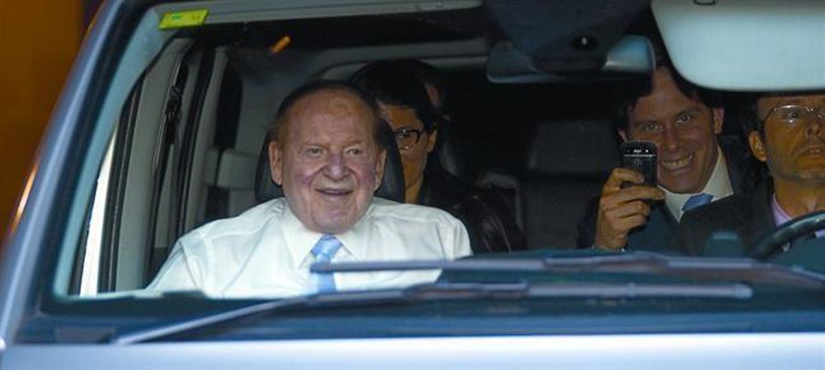 Sheldon Adelson, de copiloto con camisa blanca, sale de la Generalitat, ayer. Sheldon Adelson, de copiloto con camisa blanca, sale de la Generalitat, ayer.