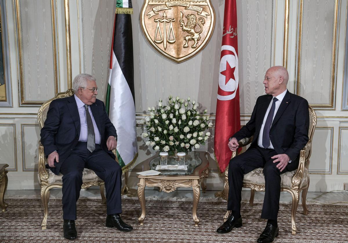El presidente palestino, Mahmud Abás, y el tunecino, Kais Saied, durante la reunión que mantuvieron este miércoles en Túnez.