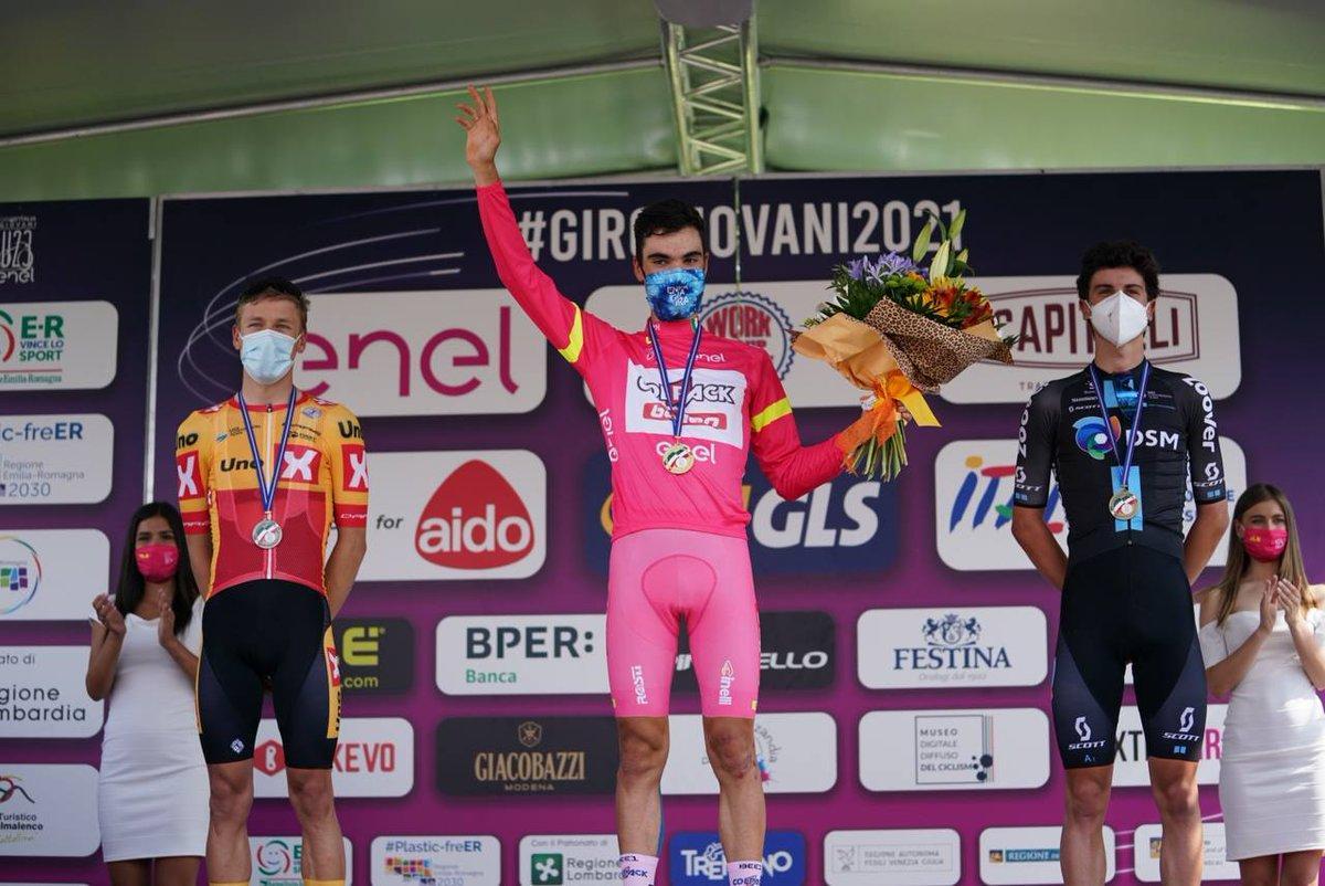 Juan Ayuso, en el centro, en el podio final del Giro de Italia sub 23.