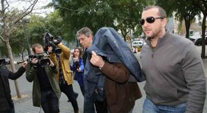 El ex profesor del colegio Maristas de Sants-Les Corts llegando a la Ciudad de la Justicia con la cabeza cubierta.