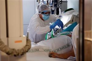 Profesionales sanitarios trabajan en una de las ucis del Hospital Clínic de Barcelona para pacientes covid.