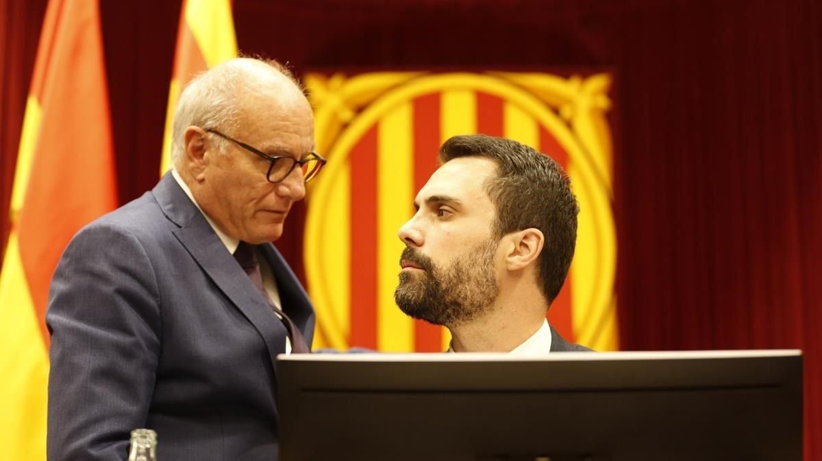 Xavier Muro y Roger Torrent durante el Pleno del Parlament. Xavier Muro y Roger Torrent durante el Pleno del Parlament.