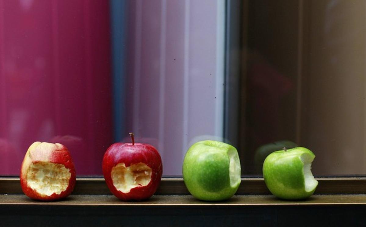 Unes pomes mossegades en tribut a Steve Jobs col·locades davant de l’Apple Store de Londres (Regne Unit).
