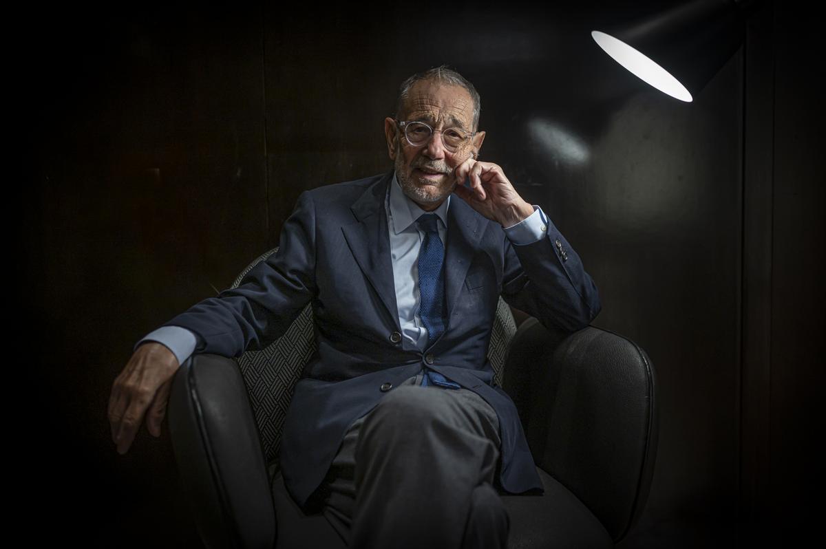 El exsecretario general de la OTAN, Javier Solana, posa tras la entrevista con EL PERIÓDICO. El exsecretario general de la OTAN, Javier Solana, posa tras la entrevista con EL PERIÓDICO.