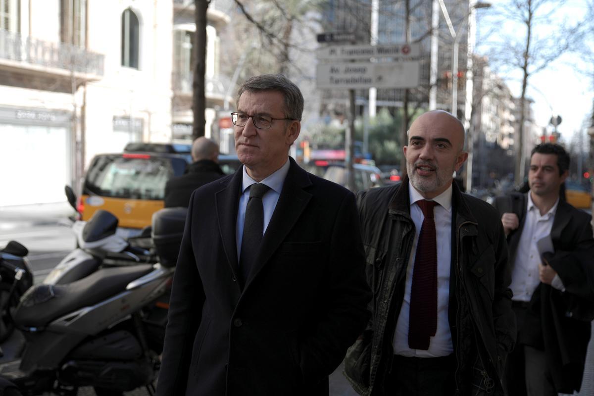 El líder del PP, Alberto Núñez Feijóo, hace dos semanas, con el alcaldable del partido en Barcelona, Daniel Sirera.