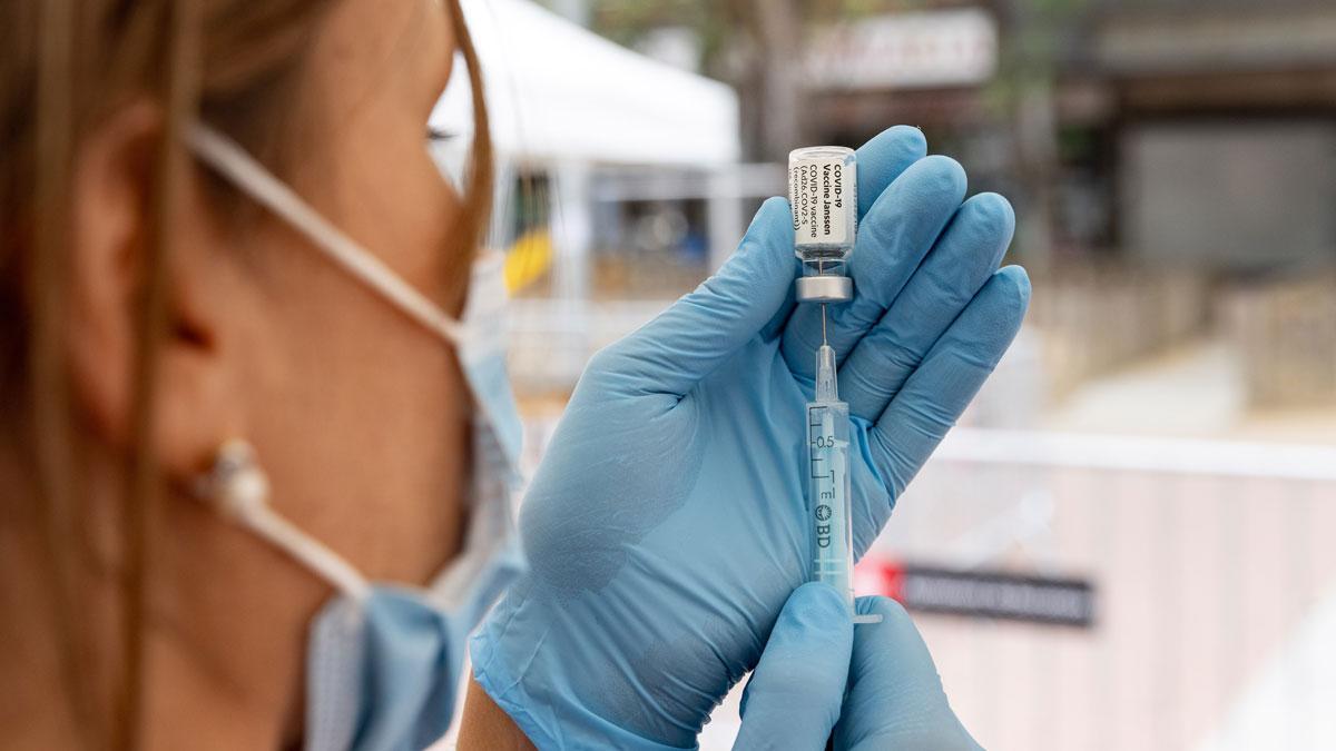 Una sanitaria prepara una dosis de una vacuna de Janssen en un punto móvil de vacunación en Ciutat Meridiana.