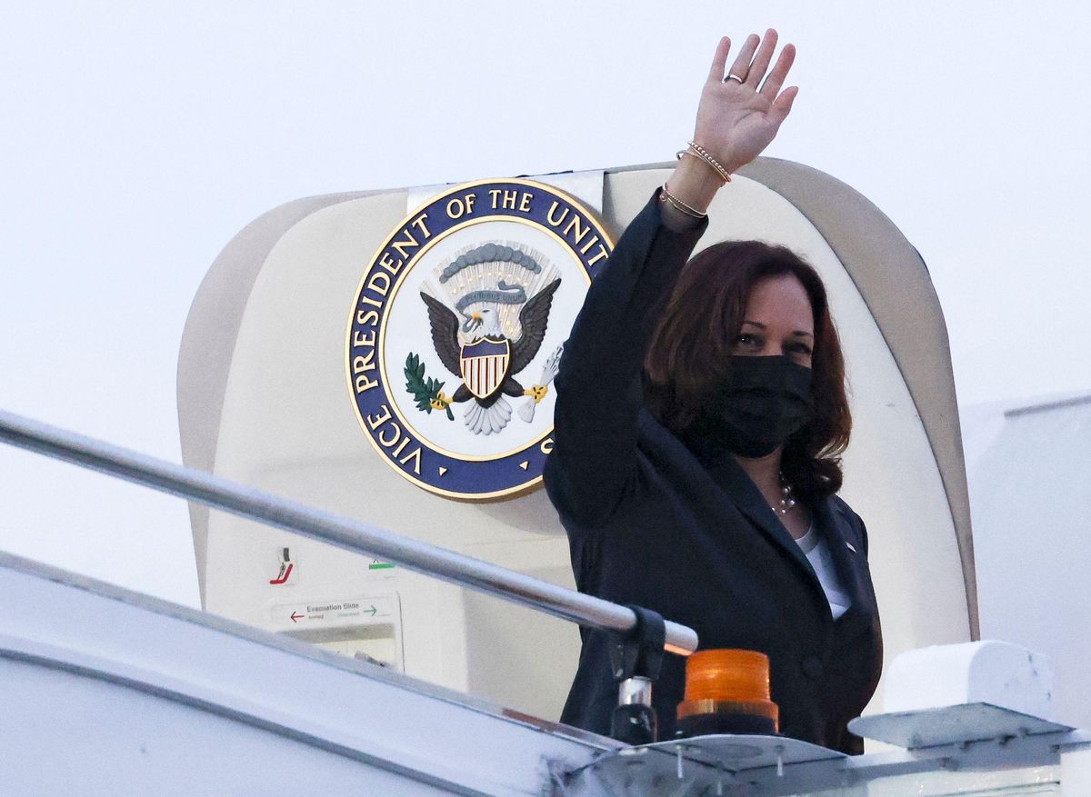 La vicepresidenta estadounidense Kamala Harris, saluda antes de irse de Singapur La vicepresidenta estadounidense Kamala Harris, saluda antes de irse de Singapur