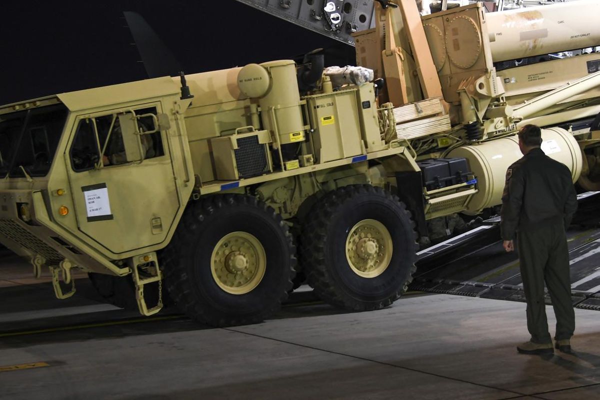 Un camión que transporte partes del sistema antimisiles, a su llegada a la base militar de Osan, en Corea del Sur, en una imagen facilitada por el Ejército de EEUU. Un camión que transporte partes del sistema antimisiles, a su llegada a la base militar de Osan, en Corea del Sur, en una imagen facilitada por el Ejército de EEUU.