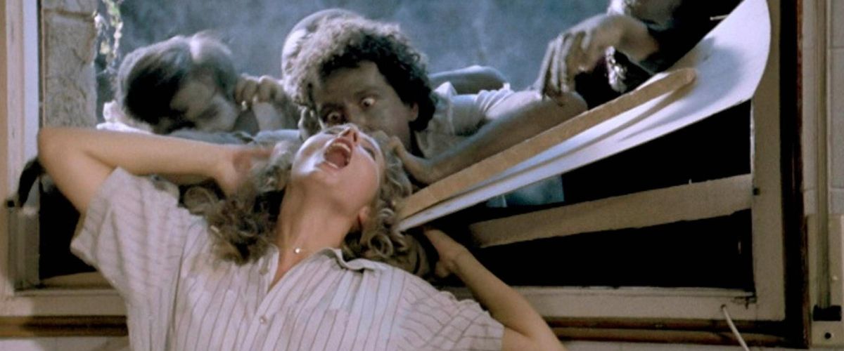 Margit Evelyn Newton, atacada por los zombis en una imagen de ’Apocalipsis Caníbal’. Margit Evelyn Newton, atacada por los zombis en una imagen de ’Apocalipsis Caníbal’.
