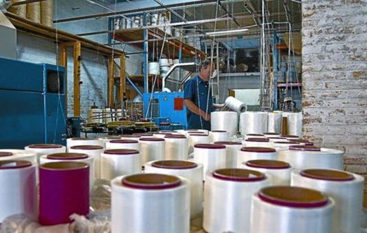 Un trabajador en la empresa Rogi de Montgat, donde trabajó Óscar, ayer por la tarde. Un trabajador en la empresa Rogi de Montgat, donde trabajó Óscar, ayer por la tarde.