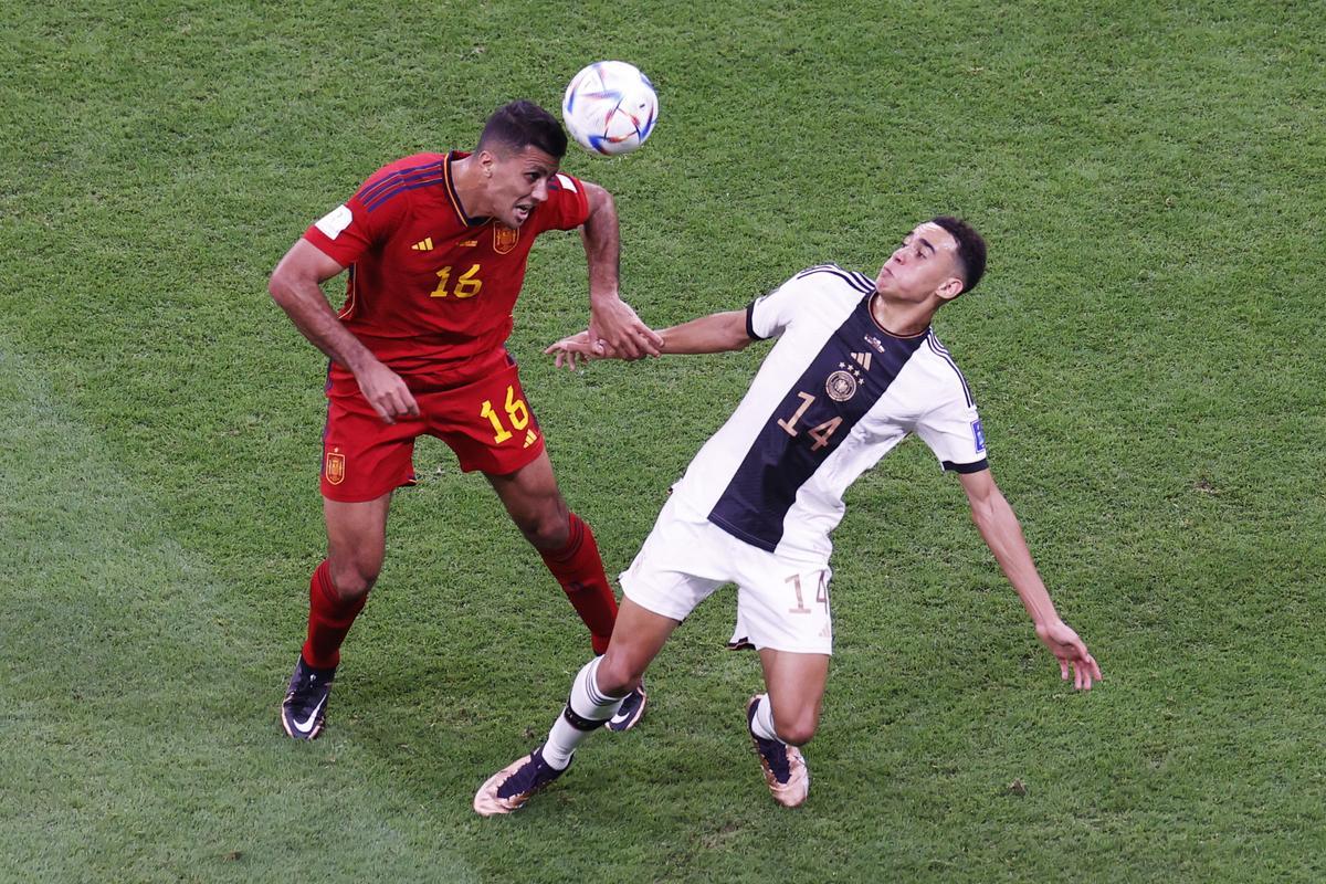 Rodrigo se anticipa a Musiala en un salto durante el empate entre España y Alemania en Jor.