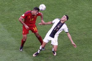 Rodrigo se anticipa a Musiala en un salto durante el empate entre España y Alemania en Jor.