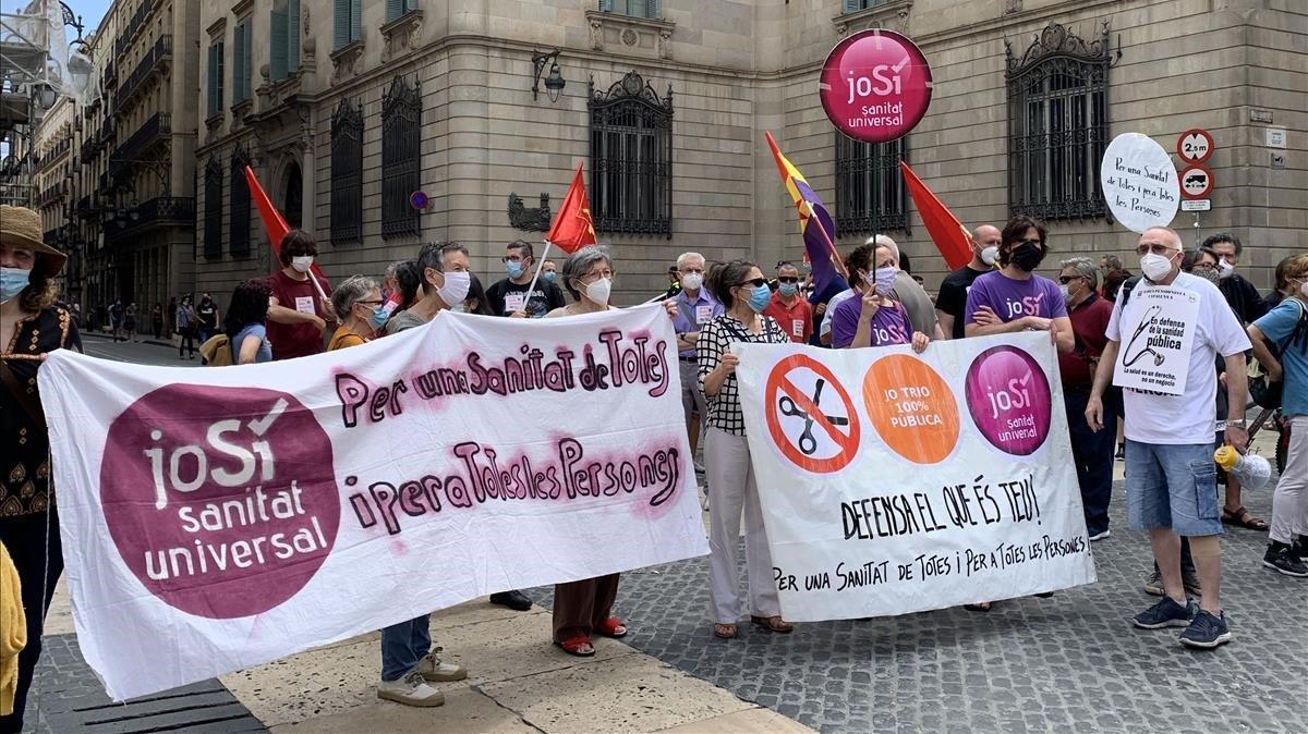 Manifestantes de Marea blanca en defensa de una sanidad pública en la plaza Sant Jaume de Barcelona, este sábado.