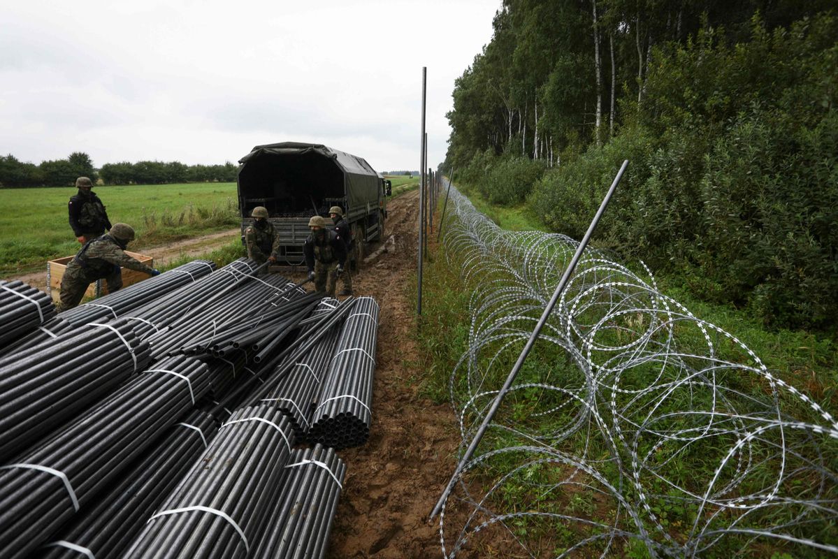 Soldados polacos descargan material para construir una valla en la frontera con Bielorrusia, el pasado 26 de agosto. Soldados polacos descargan material para construir una valla en la frontera con Bielorrusia, el pasado 26 de agosto.
