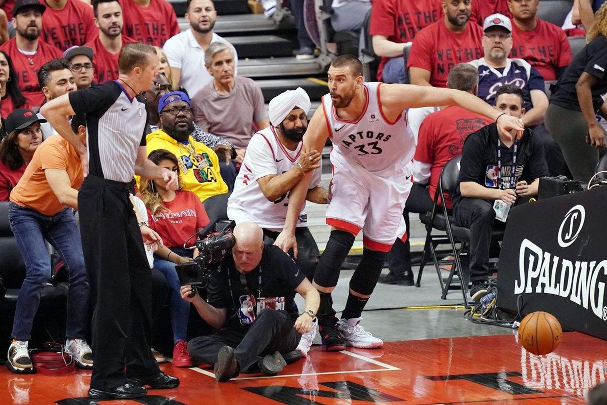 Marc Gasol choca contra un aficionado de los Raptors durante el partido contra Golden State. Marc Gasol choca contra un aficionado de los Raptors durante el partido contra Golden State.