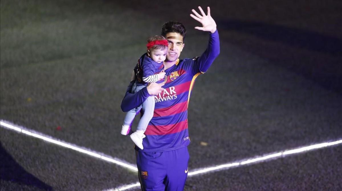 Bartra celebra con su hija Gala la fiesta del doblete del Barça en el Camp Nou.