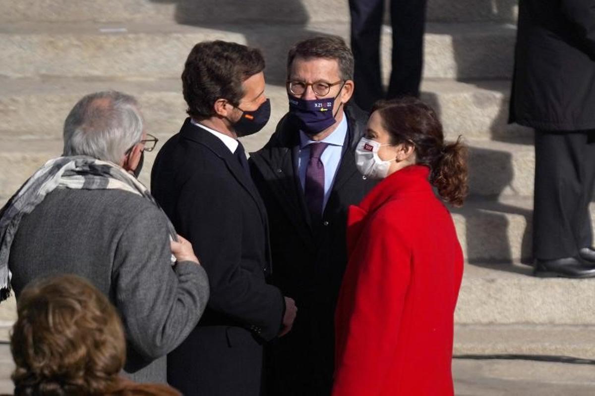 El líder del PP, Pablo Casado, con los presidentes de Madrid y Galicia, Isabel Díaz Ayuso y Alberto Núñez Feijóo, este 6 de diciembre de 2021 en la Puerta de los Leones del Congreso, en el acto por el 43º aniversario de la Constitución española. 