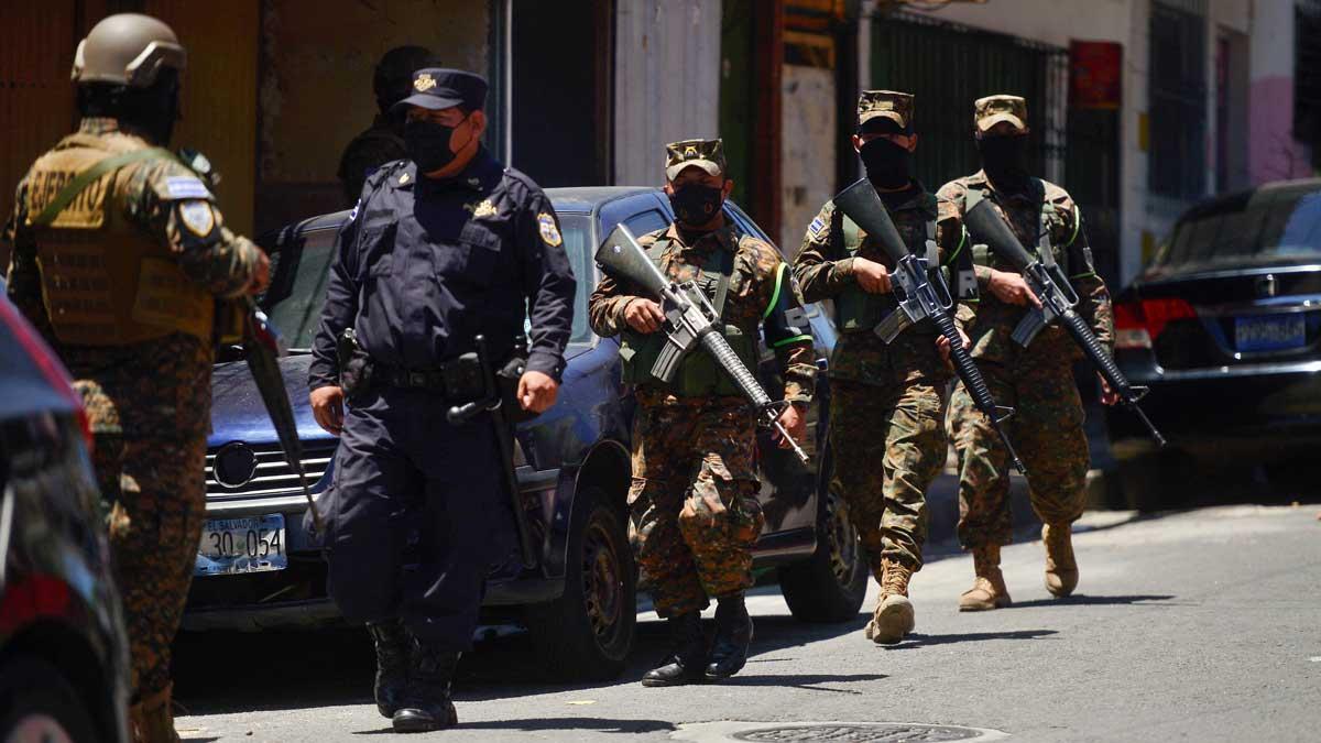 Soldados patrullan por las calles de San Salvador, tras la declaración del estado de excepción.