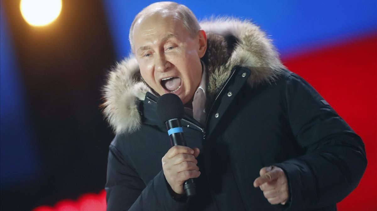 El presidente Vladimir Putin agradeciendo a los votantes su victoria electoral.