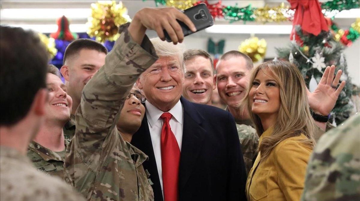Donald y Melania Trump se hacen un selfi con militares en la base estadounidense de la ciudad iraquí de Al Asad. Donald y Melania Trump se hacen un selfi con militares en la base estadounidense de la ciudad iraquí de Al Asad.