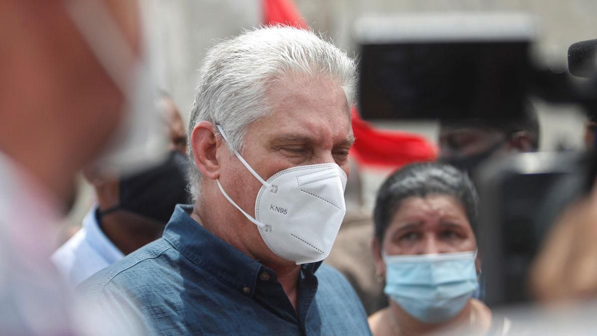 El presidente de Cuba Miguel Díaz-Canel da declaraciones en un parque del pueblo San Antonio de los Baños (Cuba). El presidente de Cuba Miguel Díaz-Canel da declaraciones en un parque del pueblo San Antonio de los Baños (Cuba).