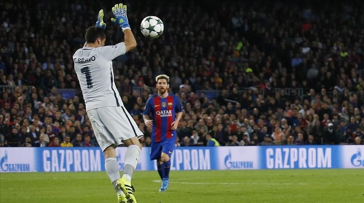 Claudio Bravo, en la jugada que le costó la expulsión en el Camp Nou. Claudio Bravo, en la jugada que le costó la expulsión en el Camp Nou.