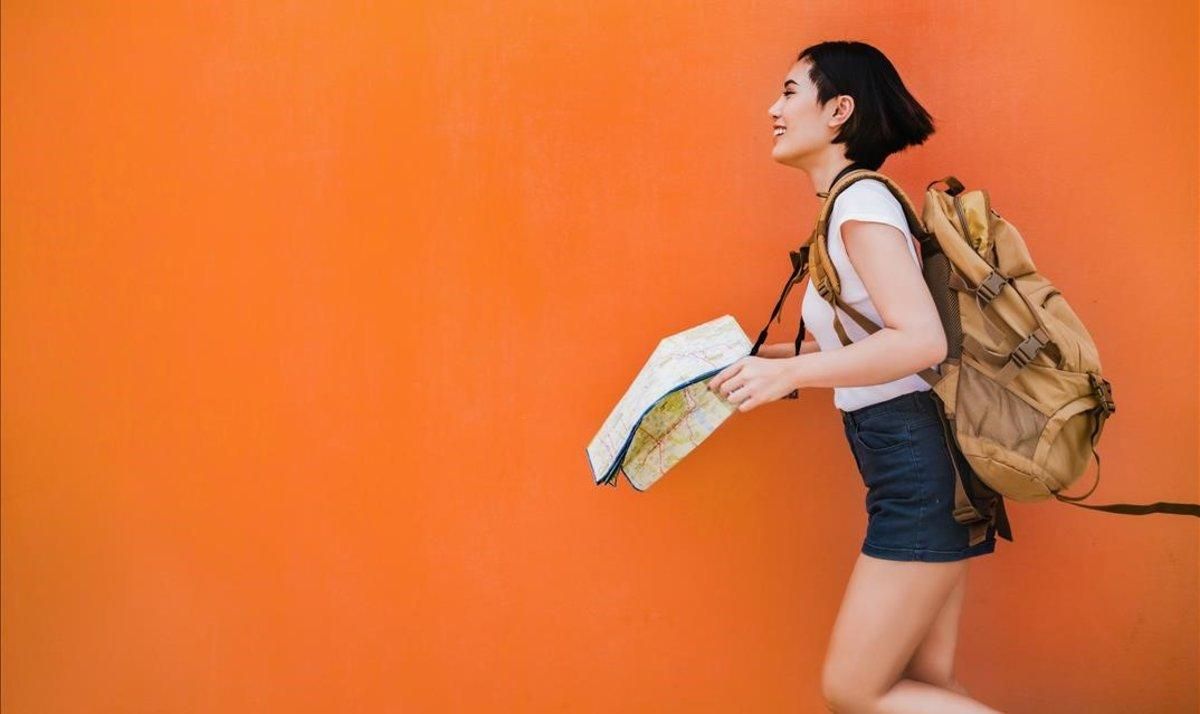 Una chica de viaje con un mapa. Una chica de viaje con un mapa.
