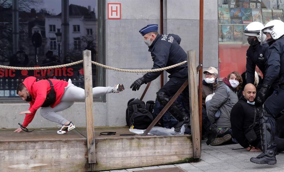 Un agente detiene a uno de los manifestantes frente a la Estación Central. Un agente detiene a uno de los manifestantes frente a la Estación Central.