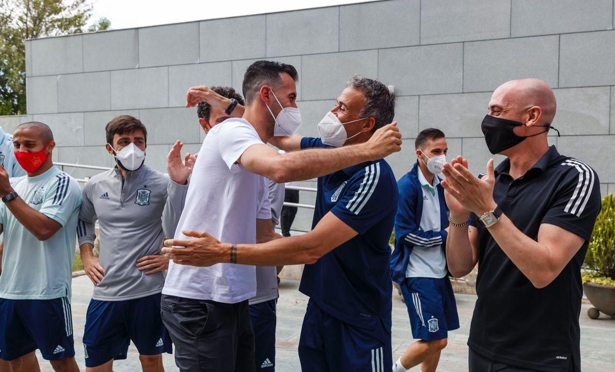 Busquets y Luis Enrique se saludan a la llegada del azulgrana a la concentración. Busquets y Luis Enrique se saludan a la llegada del azulgrana a la concentración.