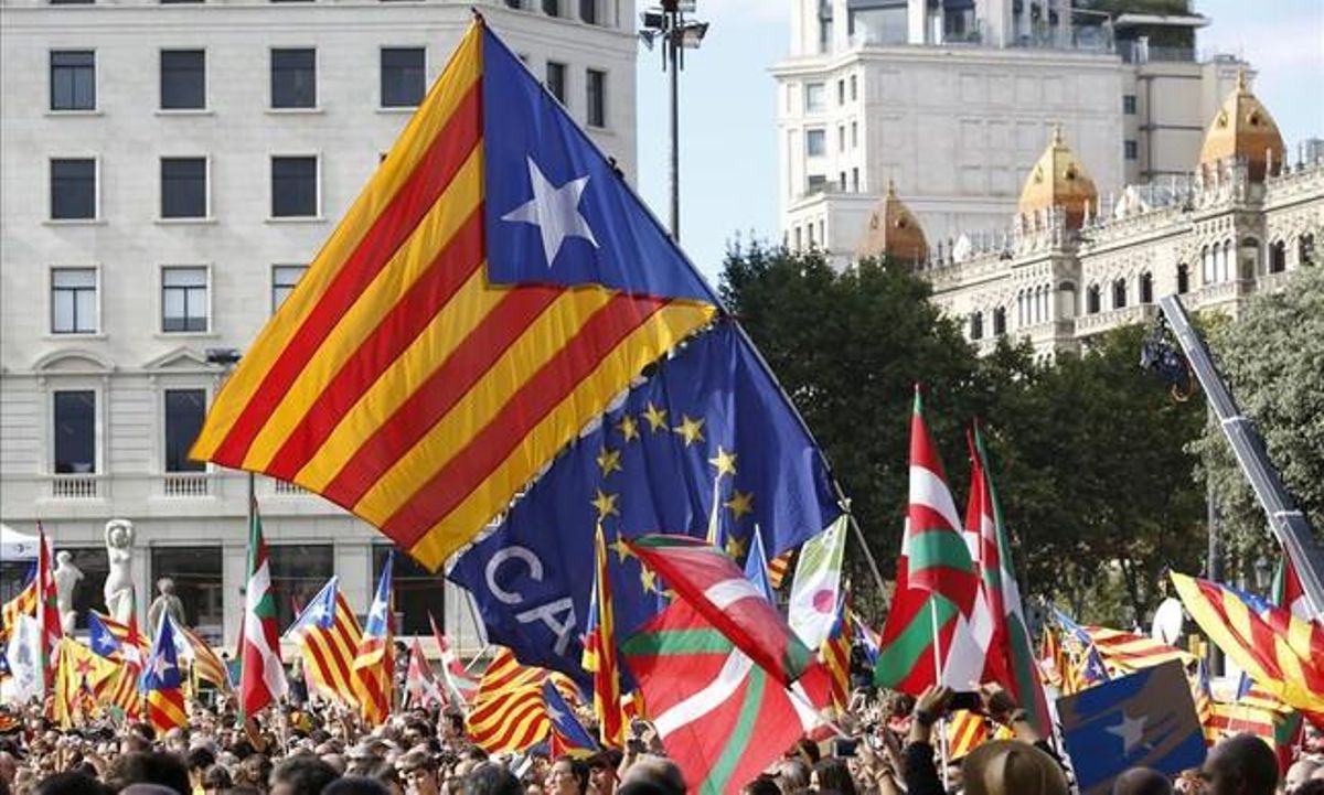 Banderas independentistas en la plaza de Catalunya de Barcelona durante la Via Catalana del 11 de Setembre del 2013. Banderas independentistas en la plaza de Catalunya de Barcelona durante la Via Catalana del 11 de Setembre del 2013.