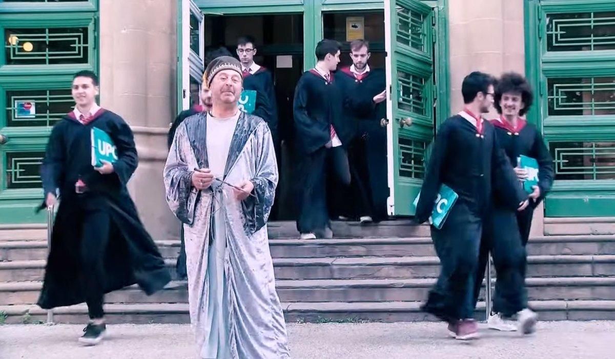 Francesc Torres, en el papel de Dumbledore, rodeado de alumnos de la escuela de magia Hogwarts UPC. Francesc Torres, en el papel de Dumbledore, rodeado de alumnos de la escuela de magia Hogwarts UPC.