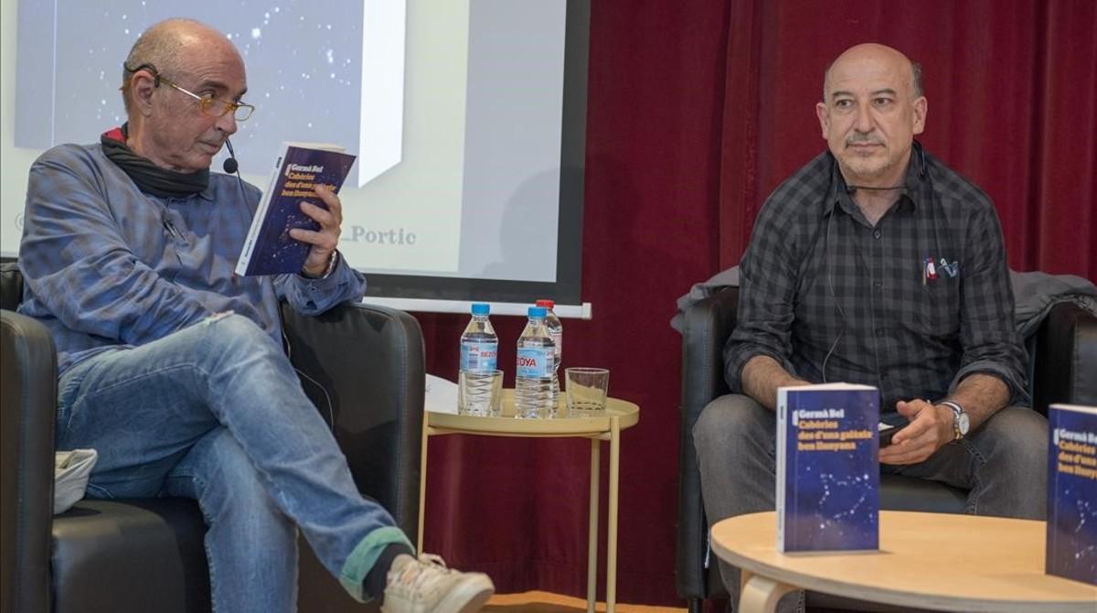 Lluís Llach y Germà Bel, durante la presentación del libro de este, en Barcelona.
