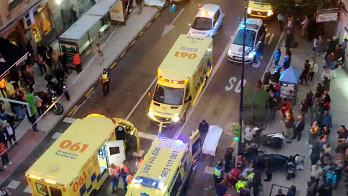 Ambulancias, en el lugar del siniestro. Ambulancias, en el lugar del siniestro.
