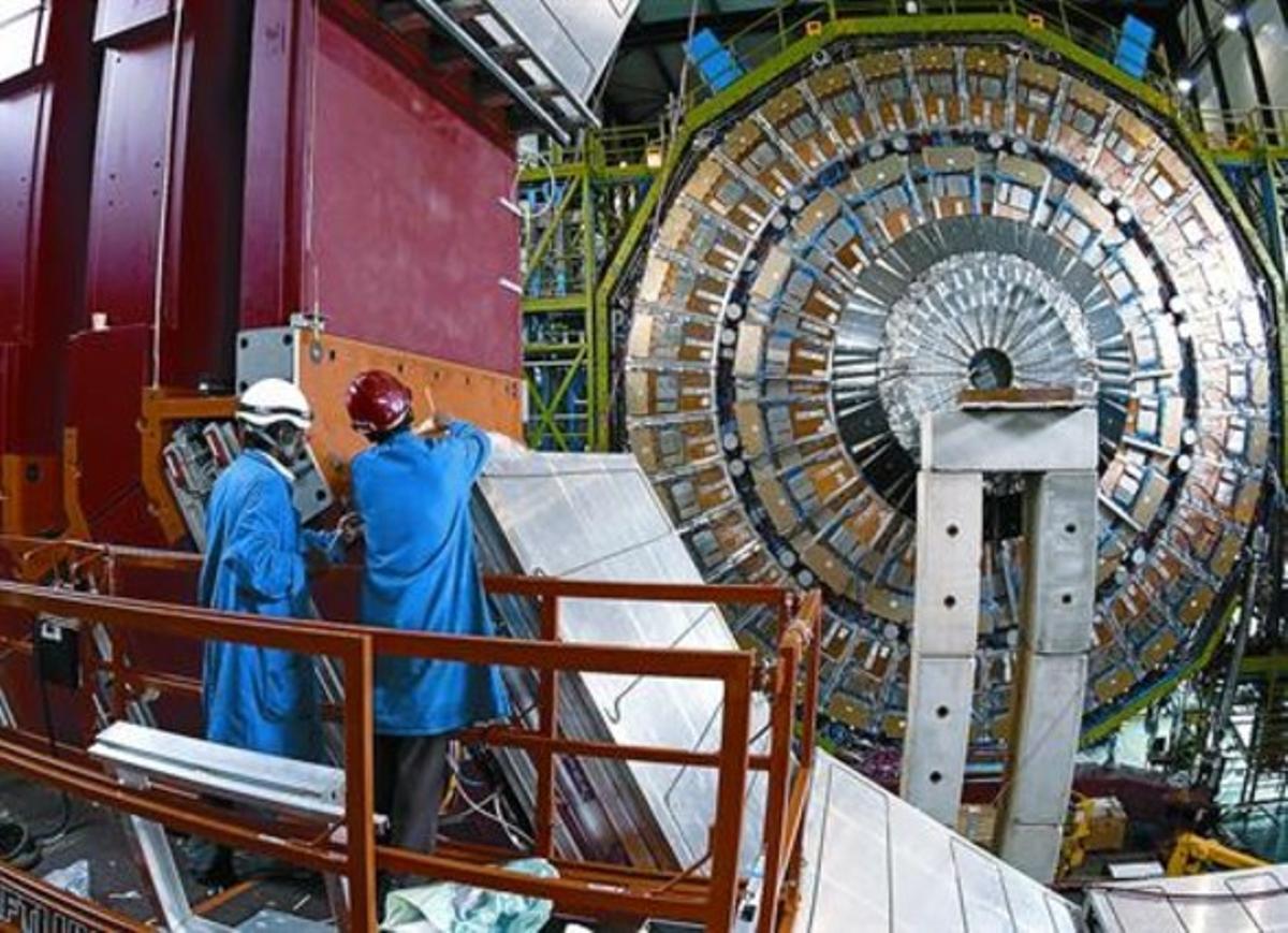 Dos ingenieros trabajan en acelerador de partículas del CERN. Dos ingenieros trabajan en acelerador de partículas del CERN.