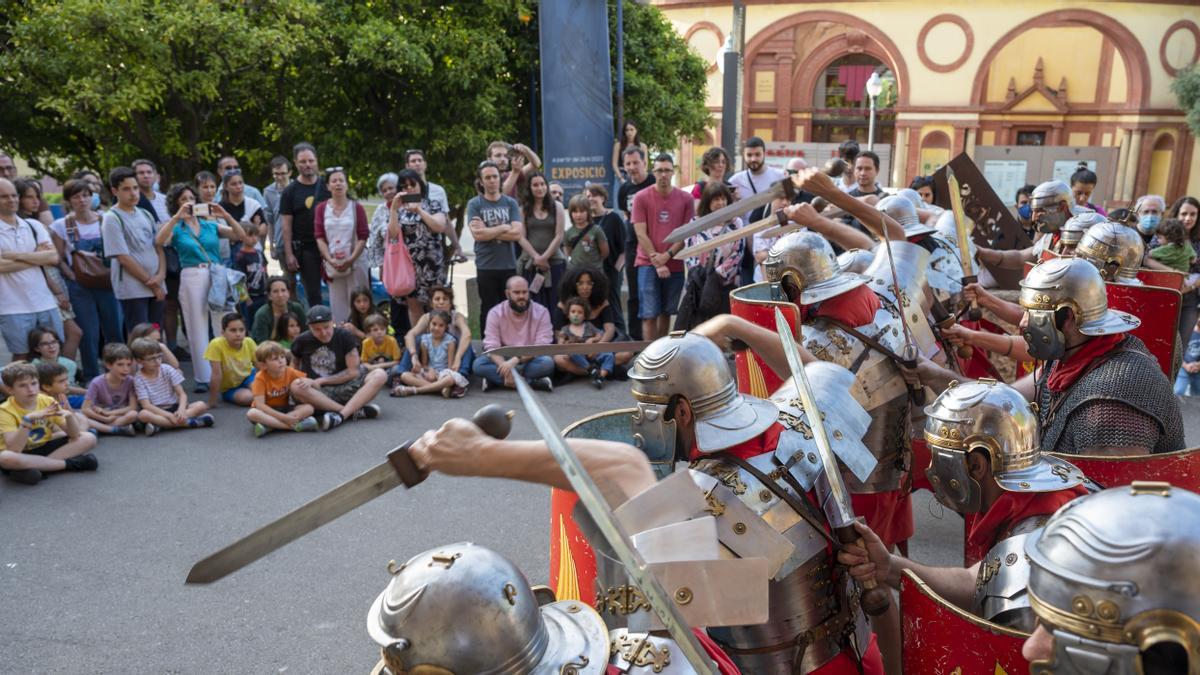 La legión romana desfila por Montjuïc en la Nit dels Museus.