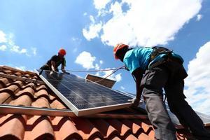 Instal·la plaques solars a casa i paga fins a un 60% menys en la factura de la llum