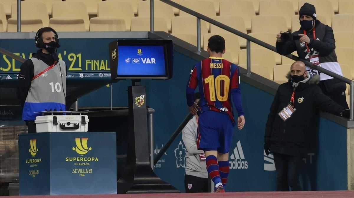 Messi, camino de los vestuarios, tras ser expulsado. Messi, camino de los vestuarios, tras ser expulsado.