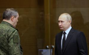 El presidente ruso, Vladímir Putin, conversa con el general Valeri Gerasimov durante su visita al mando operativo conjunto de las tropas desplegadas en Ucrania.