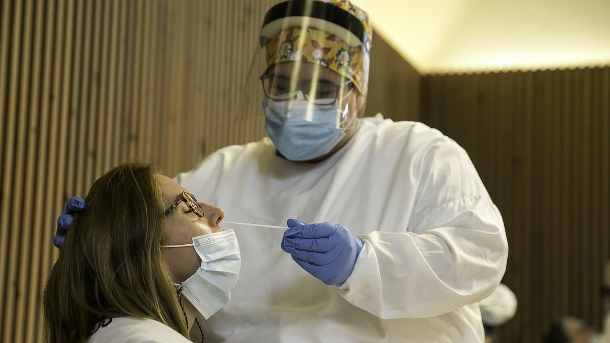 Realización de test de antígenos de detección del COVID-19 en el Recinto Modernista del Hospital de Sant Pau en Barcelona. Realización de test de antígenos de detección del COVID-19 en el Recinto Modernista del Hospital de Sant Pau en Barcelona.
