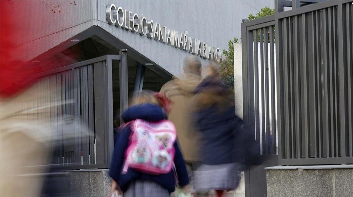 Alumnos del colegio santa María la Blanca, de Montecarmelo (Madrid), entran esta mañana en el centro. Alumnos del colegio santa María la Blanca, de Montecarmelo (Madrid), entran esta mañana en el centro.
