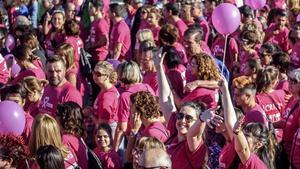 Varios miles de personas en la carrera solidaria anual contra el cáncer de mama, el año pasado en Bilbao.