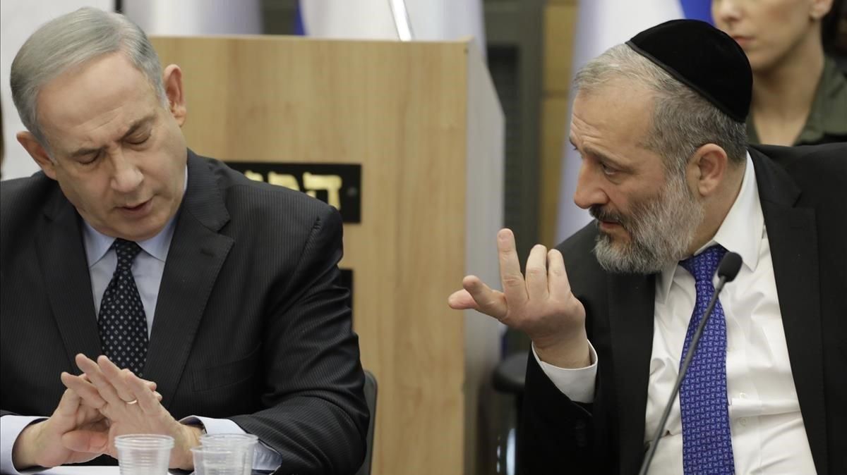 El primer ministro israelí en funciones, Binyamin Netanyahu, junto al ministro del Interior, Aryeh Deri. El primer ministro israelí en funciones, Binyamin Netanyahu, junto al ministro del Interior, Aryeh Deri.