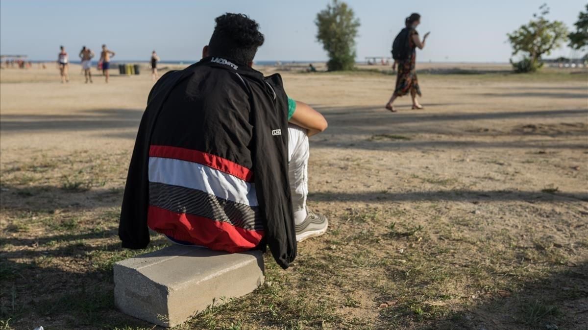 Un joven migrante extutelado en la playa de Ocata (El Masnou), el pasado viernes. Un joven migrante extutelado en la playa de Ocata (El Masnou), el pasado viernes.