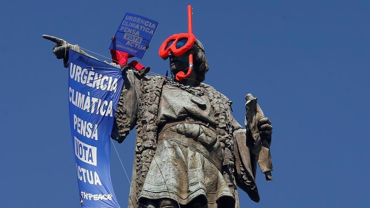 Acción de Greenpeace en la estatua de Colón de Barcelona.