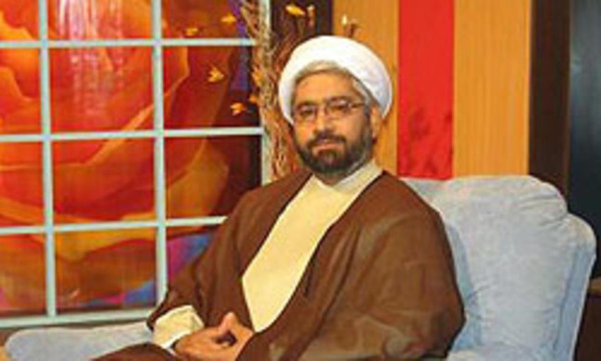 El ayatolá Dehnavi durante su programa.