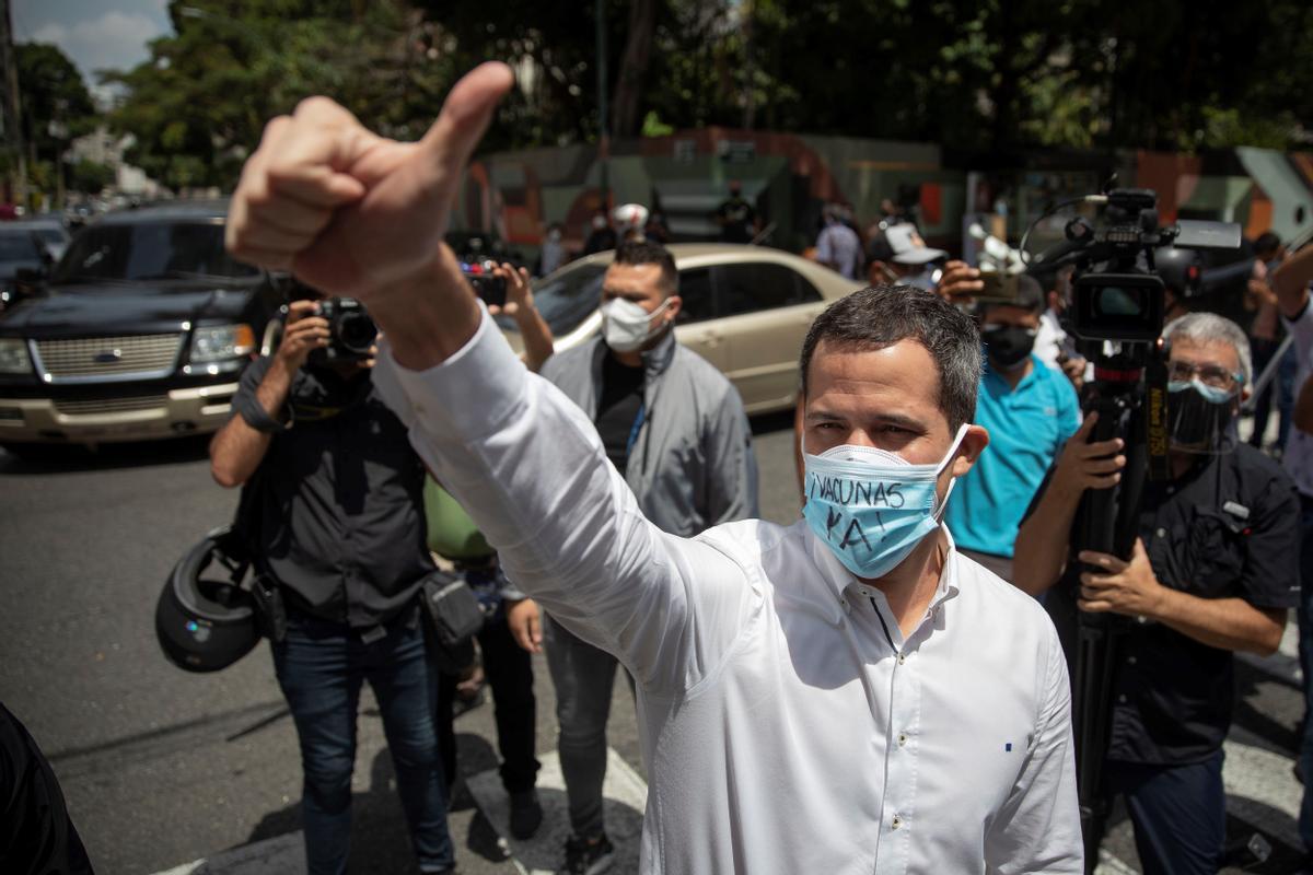 El líder opositor venezolano Juan Guaidó, en una protesta de trabajadores de la salud para exigir vacunas contra el covid-19, en Caracas (Venezuela). El líder opositor venezolano Juan Guaidó, en una protesta de trabajadores de la salud para exigir vacunas contra el covid-19, en Caracas (Venezuela).