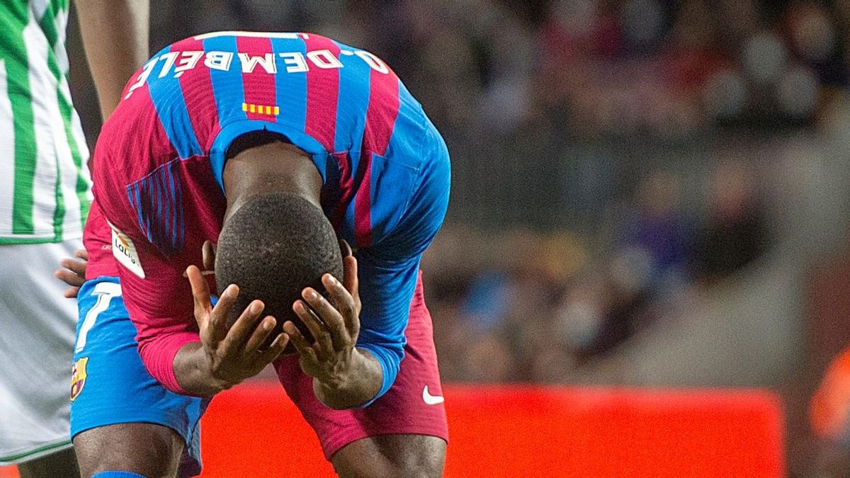 Dembélé se lamenta en el partido ante el Betis. Dembélé se lamenta en el partido ante el Betis.