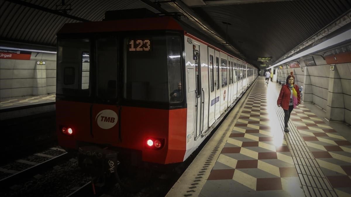 Estación de metro de la línea roja en Barcelona Estación de metro de la línea roja en Barcelona